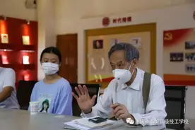 重庆一学生在公交车上让座后 七旬老人到学校送她万元助学金图片