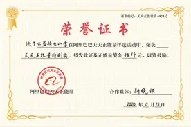 头盔抡倒劫匪的外卖哥获正能量奖图片