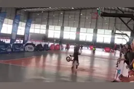 男童在平衡车比赛中摔倒后跑步追赶，“输得很精彩！”图片