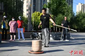 运动达人玩转百斤大陀螺图片