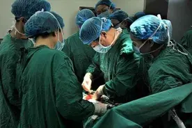 吓呆！浙江男子喝了10多瓶啤酒！膀胱裂了3个口子图片