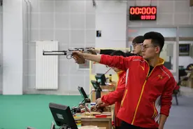 疫情下的“云比赛”之①：教练紧张得不敢坐到椅子上图片