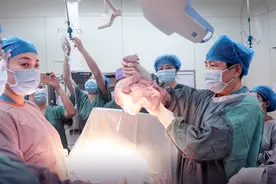 太神奇！这对双胞胎兄弟，年龄居然相隔10岁图片