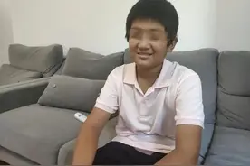 在杭州地铁站走失的男孩找到爸爸了！爸爸是货车司机，带着他四处跑车图片