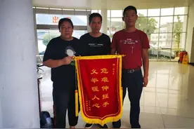 女子骑车掉进沟，象山公交司机和乘客合力送医！图片