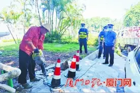 厦门曾厝垵一停车场侵占绿地被拆除 还公路原样图片