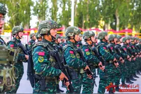 战高温，斗酷暑！甘肃武警在大漠戈壁开展极限训练图片