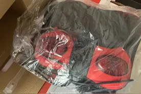 打着“回馈家乡”的名号，两名男子向老人高价兜售按摩仪器图片