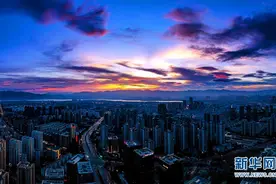 航拍昆明夜景：华灯闪烁，流光溢彩图片