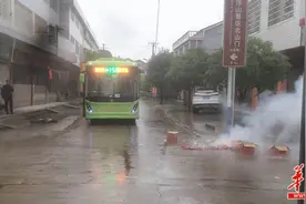 新能源公交车发车的第一天 临澧胜利村百姓放鞭炮庆祝图片