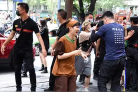 范丞丞成都快闪图片