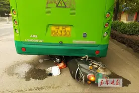惊险！玉林一男子骑电摩突然失控，滑行10多米钻入公交车车底图片