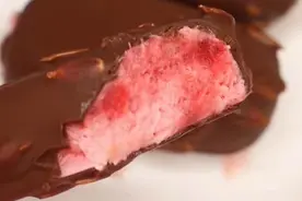周末美食DIY|盛夏时，来一块巧克力脆皮酸奶雪糕吧图片