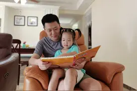 3岁半女儿和边检民警父亲对话，看完泪目图片