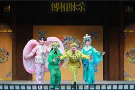 成语故事搬上京剧舞台会产生怎样的奇妙效果？这座300年古戏楼邀小朋友“坐井观天”图片