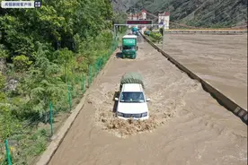 四川甘孜省道217线洪水上路已断道 大渡河多个监测站点超警戒水位图片