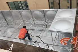普华浅水湾熙岸8号楼顶又建了个消防水箱 业主担心楼“撑不住”图片