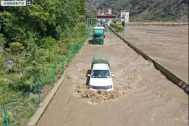 四川甘孜省道洪水致断道 大渡河监测站超警戒水位图片