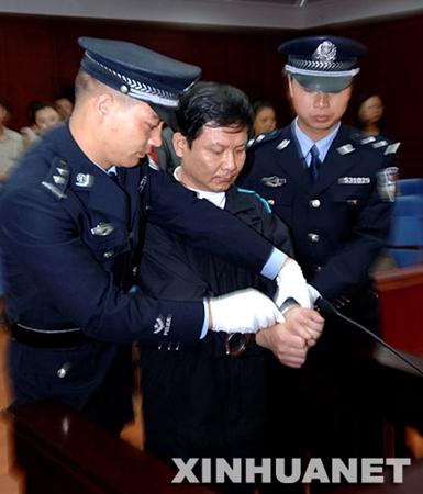 揭秘外逃贪官的悲惨生活：用502粘牙套 整日不敢出屋