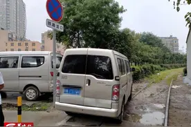 西安一面包车火车道上违停堵住火车 车辆被拖移司机面临处罚图片