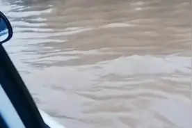 重庆南川突降暴雨街道积水，开车如开船视频封面