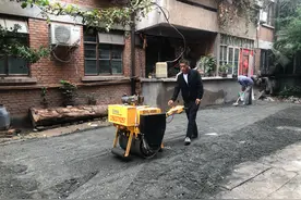 南阳市宛城区公路局帮修路 外贸家属院居民出行难问题解决了图片