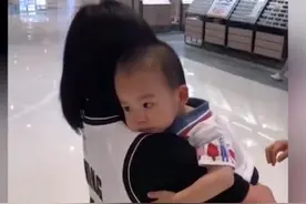 萌娃商场认错妈妈抱着不撒手，亲妈出现后萌娃一脸懵图片