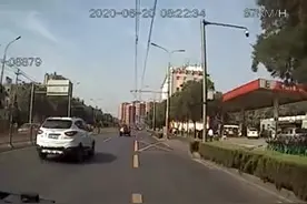 暖心闻｜快车道上躺着个人！公交司机果断停车，一车人为她守候图片