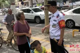 山西76岁老人来郑州帮孙子照看重孙 第一次出门就在街头迷路图片