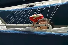 妈妈用绳子织网防孩子卧铺掉床 网友：仿佛进了盘丝洞