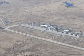 美国男子驾飞机闯入美军间谍机老巢 拿起相机一顿狂拍……图片