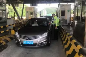 在路上了吗？端午车流小高峰已出现，出入深易堵高速路段就在这图片