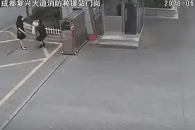 警铃响！消防员抱女儿出警？网友：笑过之后又泪目图片