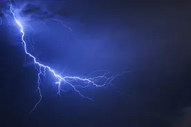 印度恐怖雷电！一天内至少83人因雷击死亡图片