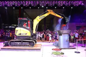 挖掘机化身“厨师”爆炒300斤小龙虾，你想尝尝吗？图片