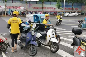“顺带送一包烟，否则给差评！”看到订单上的备注栏，外卖小哥很无奈图片