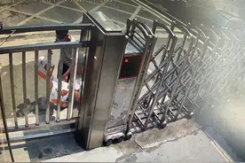 被甜到！陌生男孩跑到消防站门口，放下三盒蜂蜜转头就走图片