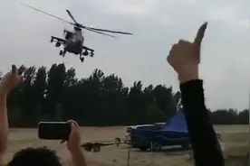 野营偶遇武直10武装直升机，路人兴奋拍摄