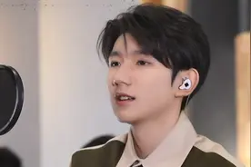 王源和重庆大学毕业生唱响《滚烫的青春》