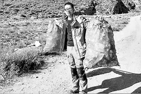 银行员工业余爱骑行 进山捡垃圾五年拾获5000余斤饮料瓶图片