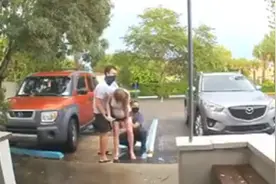 美国孕妇医院停车场站着产子，网友：目瞪口呆图片