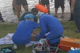 心碎！夫妻带6岁儿子江中游泳，一个疏忽孩子沉入江底…爸爸岸边跪倒痛哭图片