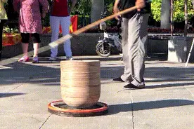 《迎风扬鞭的大爷》来了！他们玩转百斤陀螺 鞭出花样图片