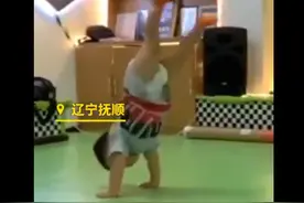 2岁男孩穿纸尿裤跳街舞，高难度动作有模有样！网友：乘风破浪的宝宝图片