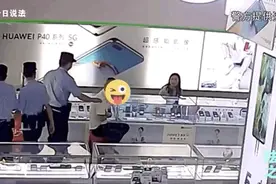 只因人群中多看你一眼，“吃瓜群众”被民警一把抓住图片