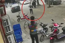 听到三声爆炸，他两次冲进火场图片