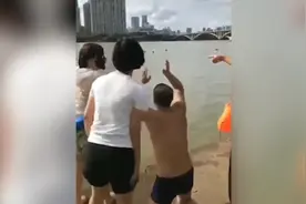 家长疏忽孩子溺水，父亲跪地哭喊视频封面