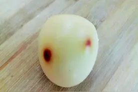 鸡蛋上有斑能吃吗图片