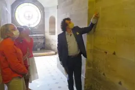 法国男子发现墙壁裂缝，里面竟有500具人体遗骸图片