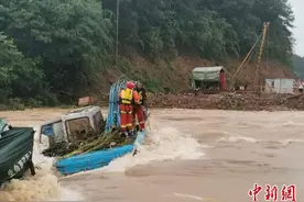 暴雨突袭工人被困挖机 浙江柯城消防凌晨紧急救援图片